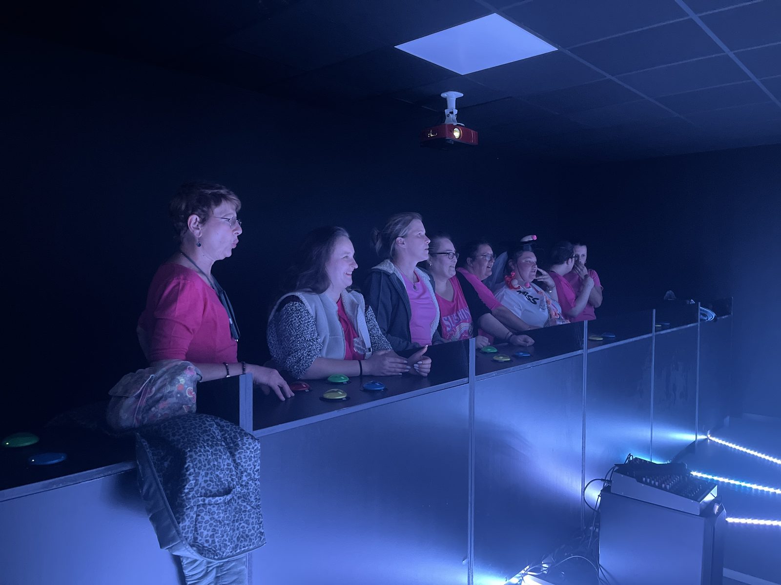 Groupe en EVJF autour des buzzers iQuiz chez Team Square